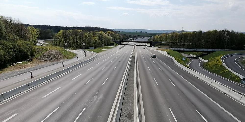 ARCHIV - Fast leer ist die Autobahn 81 bei Stuttgart Zuffenhausen während der Corona-Pandemie. Foto: Andreas Rosar/dpa