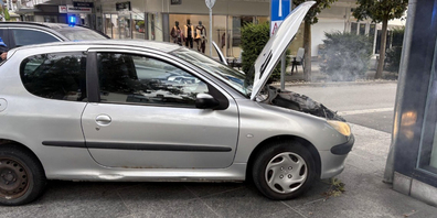 Das graue Fahrzeug prallte in Buchs gegen eine Hauswand.
