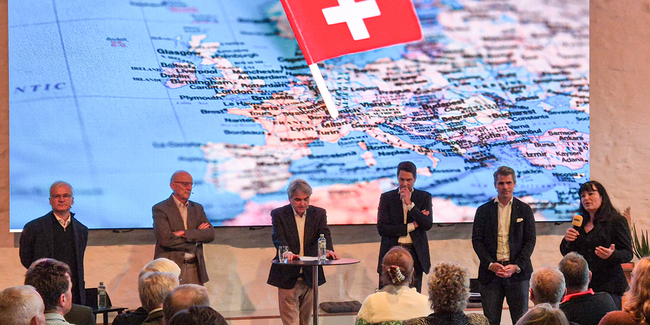 Podiumsdiskussion zu den Bilateralen III im «Meetingoint» (v.l.): Markus Somm, Giorgio Behr, Moderator Matthias Ackeret, Stefan Brupbacher, Silvan Wildhaber sowie Britta Schmid, FDP-Parteipräsidentin des Kantons Schaffhausen und Organisatorin der Veranstaltung.