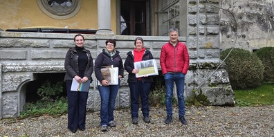 Simone Benguerel und Judith Kirchhofer vom Amt für Archäologie. Links: Tochter Leonie. Rechts: Thomas Huber, Besitzer von Schloss Gottlieben.