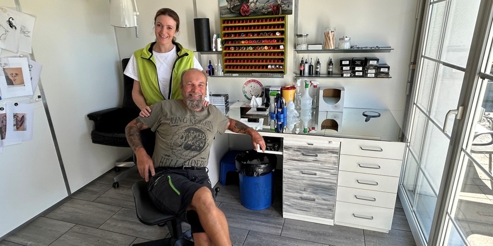 Tattoo-Team seit 30 Jahren – und noch immer keine Spur von Langeweile. Heidi und Joe in ihrem Studio in Ottikon.