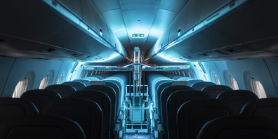 Helvetic Airways hat am Montag einen Roboter getestet, der mit UV-Strahlen alle Keime abtöten soll.