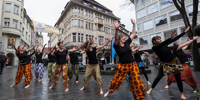 Das beliebte Tanzfest findet statt.