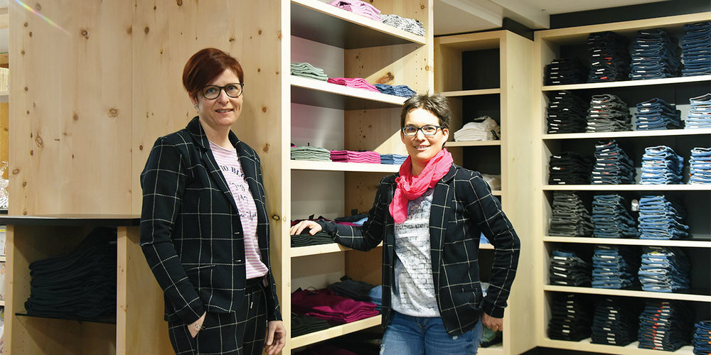 Geschäftsinhaberin Seraina Frei (rechts) und Doris Duschèn freuen sich über die gelungene neue Einrichtung. 