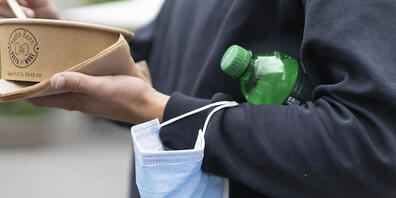 Mit den wärmeren Temperaturen kann man wieder mehr Aktivitäten draussen machen, wie etwa zu Mittag essen. Dort ist die Gefahr einer Ansteckung mit dem Coronavirus geringer. Dem Bundesamt für Gesundheit sind am Dienstag innerhalb von 24 Stunden 184...