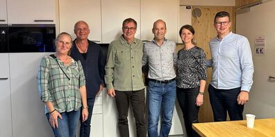 Glückliche Gesichter der Grillfest-Teilnehmer: Unter ihnen Mike Egger und Roland Rino Büchel, SVP-Nationalräte.