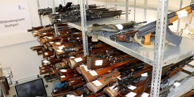 HANDOUT - Ein Waffenarsenal mit 270 Waffen liegt in einer Kammer beim Zollfahndungsamt. Foto: Zollfahndungsamt Stuttgart/dpa - ACHTUNG: Nur zur redaktionellen Verwendung im Zusammenhang mit der aktuellen Berichterstattung und nur mit vollständiger...