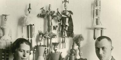 Sophie Taeuber-Arp und ihr Ehemann Hans Arp vor Taeuber-Arps Marionetten für das Stück "König Hirsch" im Jahr 1918 in Zürich.