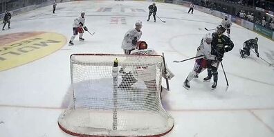 Daniel Ljunggren (ganz rechts im Bild) bei seinem Treffer zum 2:0 für den HCT.