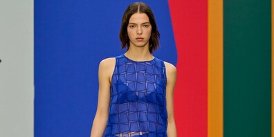Für Akris, das einzige Schweizer Modehaus an der Paris Fashion Week, durfte  Forster Willi mehrere Modelle realisieren, unter anderem dieses