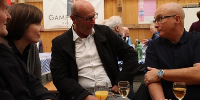 Auch Rapperswil-Jonas Stadtrat Ueli Dobler (m.) war am Gruppenmeisterschaftsfinal anwesend, hier im Gespräch mit Pistolen-Präsidentin Jacqueline Belfiore und Schützenmeister Hanspeter Schütz.