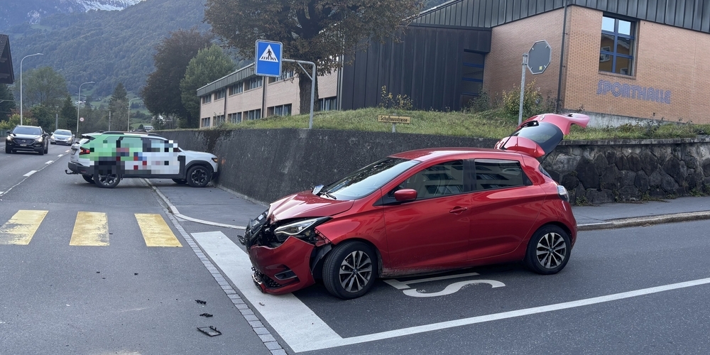 Beide Unfall-Fahrzeuge mussten abgeschleppt werden.