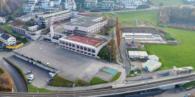 Beim Ersatzbau MZH Riedmatt in Wollerau wird die alte Mehrzweck- und Gymnastikhalle (auf dem Bild links) durch eine moderne Mehrzweckhalle ersetzt. Auch der Kopfteil des Schulgebäudes und anderes wird neu erstellt. Unter dem Strich sollen Schule und Vereine eine optimale neue Infrastruktur erhalten.