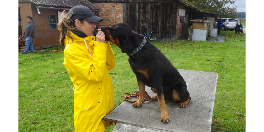 Judith Bertschmann mit Rottweilerhündin Biene.