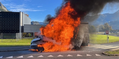 Fahrzeug in Vollbrand. 