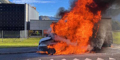 Der Lieferwagen brannte bei der Autobahnausfahrt in Mels SG vollständig aus.