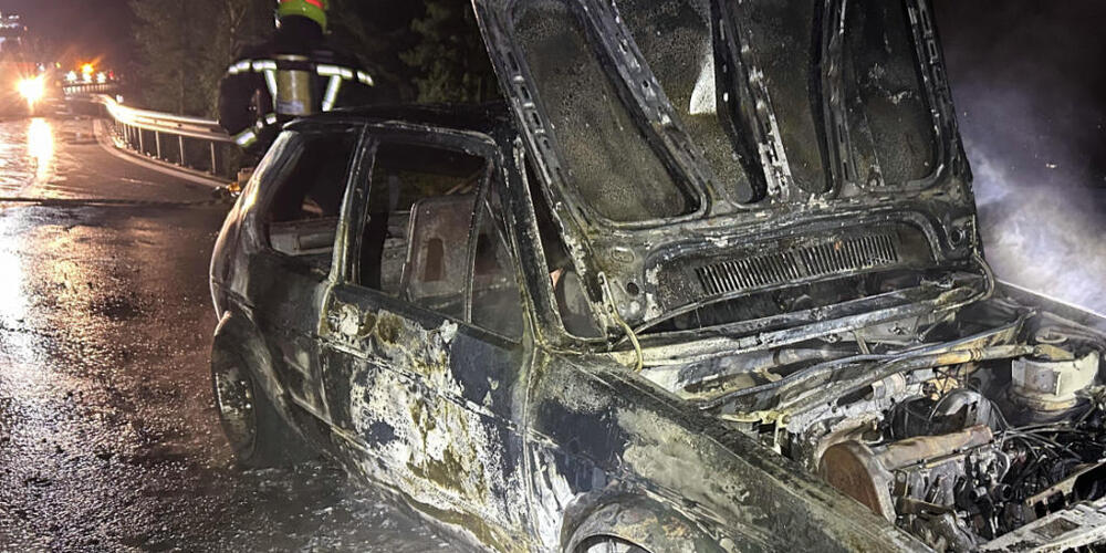 Bei einem Autobrand in Rickenbach SZ blieb der Fahrer am Dienstagabend unverletzt.