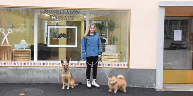 Cindy Giger mit ihren beiden Hunden vor dem Hundesalon Schnauz. 