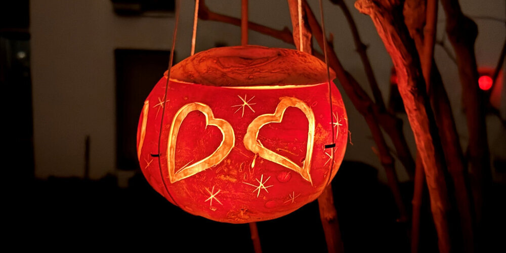 Kinder ziehen mit ihren leuchtenden Räbenlaternen durch die Strassen. (Symbolbild)