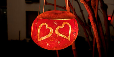 Kinder ziehen mit ihren leuchtenden Räbenlaternen durch die Strassen. (Symbolbild)