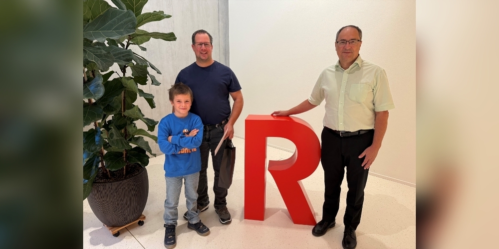 René Gebert, Raiffeisenbank Obertoggenburg (r.) und der glückliche Gewinner Heinz Inauen mit Sohn Cyril bei der Preisübergabe in Nesslau.