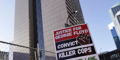 Ein Demonstrant hält bei einer Kundgebung vor dem Gerichtsgebäude von Hennepin County, wo der Mordprozess nach der Tötung von George Floyd stattfindet, ein Schild mit der Aufschrift «Justice for George Floyd» (Gerechtigkeit für George Floyd) hoch....