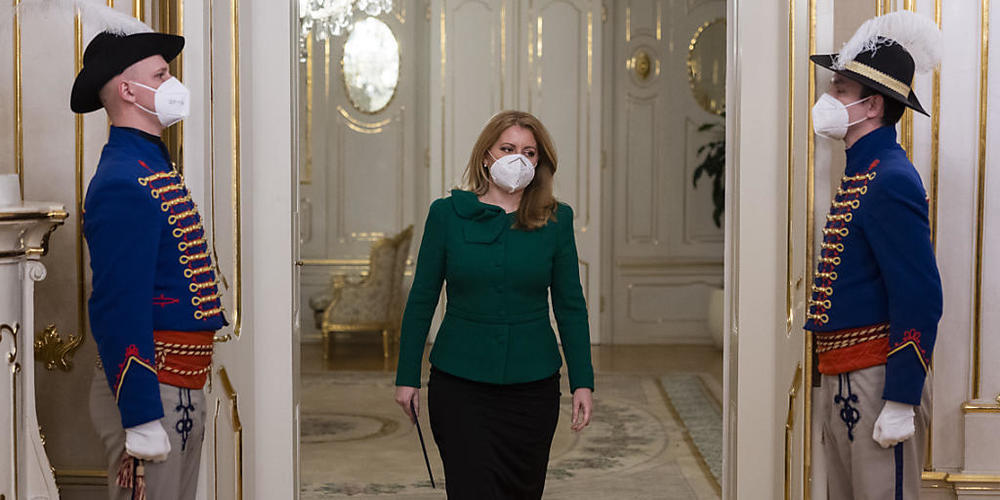 Zuzana Caputova, Präsidentin der Slowakei, geht im Präsidentenpalast. Caputova lud Regierungschef Igor Matovic zu einem Krisengespräch nach einem Streit um die Corona-Strategie. Foto: Jaroslav Novák/TASR/dpa