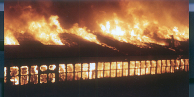 Es war wahrlich ein Inferno, als vor 40 Jahren die Hallen der Möbelfabrik Lüönd in Lachen brannten. Nicht nur die Flammen waren weit herum zu sehen, selbst die Hitze war Hunderte von Metern zu spüren.