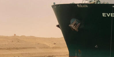 dpatopbilder - HANDOUT - Ein Bagger versucht, das vordere Ende des von Evergreen Marine betriebenen Containerschiffs Ever Given zu befreien. Foto: -/Suez Canal Authority via Egyptian Cabinet Facebook Page/dpa - ATTENTION: editorial use only and on...