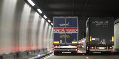 Zwei Lastwagen bei einem Überholmanöver im Seelisbergtunnel in Fahrtrichtung Norden. (Archivbild)