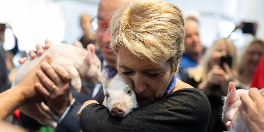 Bundespräsidentin Karin Keller-Sutter mit Säuli «Paola»