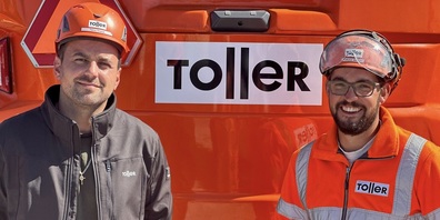 Grosse Freude bei Toller Unternehmungen AG: Der Lehrlings-Verantwortliche, Patriot Pergega (links) gratuliert Tobias Marty zur besten Abschlussprüfung als Strassenbauer in der Deutschschweiz.