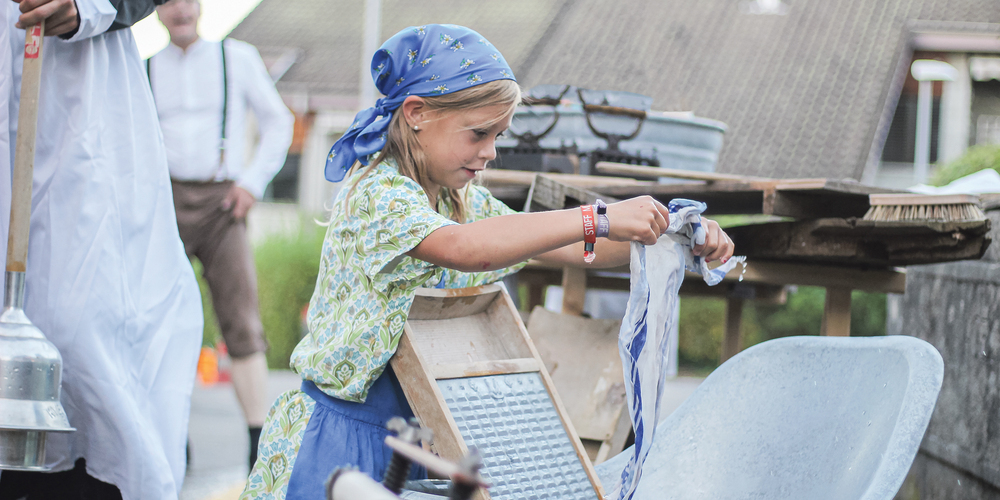 Waschen wie vor 100 Jahren mit Waschbrett und schweren Bügeleisen wurde an der Museumsnacht gezeigt, wie zeitaufwendig und anstrengend die Arbeit einst war.