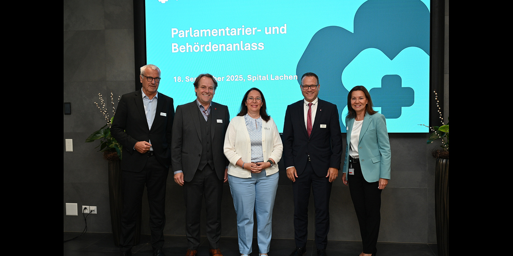 (v. l.) VRP Peter Suter, die Bezirksräte Marco Minuz (March) und Nicole Fritsche (Höfe), Gesundheitsdirektor Damian Meier und Spital-CEO Heidi Zbinden.
