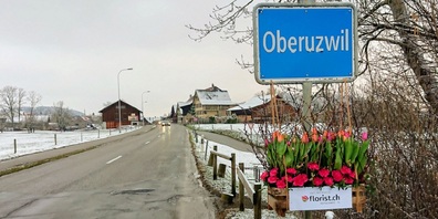 Blumen Nützi aus Oberuzwil hat drei Ortstafeln der Gemeinde für den heutigen Tag geschmückt. 