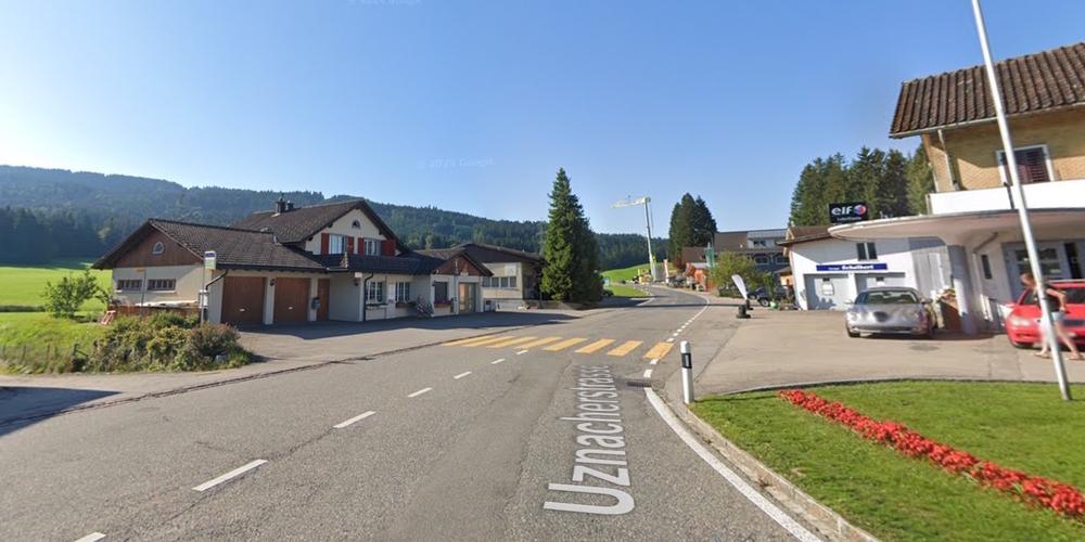 Für den Einbau des neuen Deckbelags auf der Uznacherstrasse ist eine eintägige Sperrung für den Auto- und den Busverkehr geplant. (Archivbild)