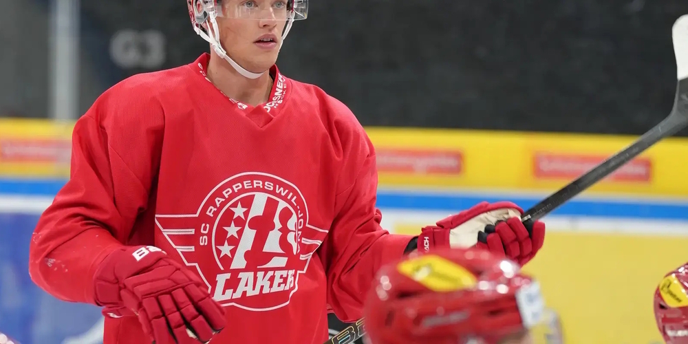 Spielte zuvor u.a. in der NHL (Buffalo Sabres), KHL (Traktor Chelyabinsk) und bei Lausanne: Lakers-Verteidigers Lawrence Pilut beim ersten Eistraining.