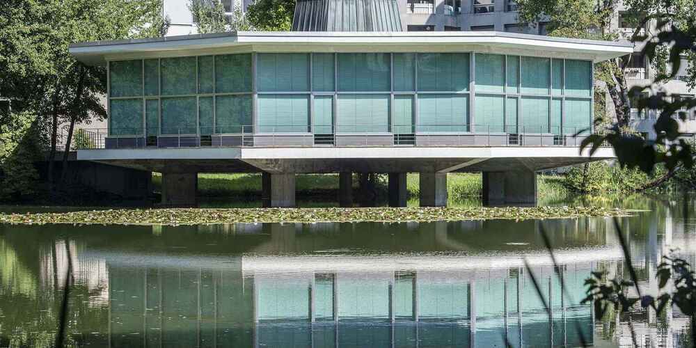 Für die Zellweger Uster AG baute Roland Rohn das Verwaltungsgebäude mit dem Pavillon im Herterweiher.