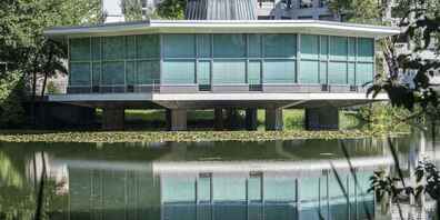 Für die Zellweger Uster AG baute Roland Rohn das Verwaltungsgebäude mit dem Pavillon im Herterweiher.