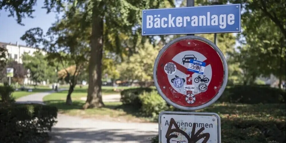 Hat sich zum Inbegriff des Zürcher Drogenproblems entwickelt: die Bäckeranlage im Kreis 4.