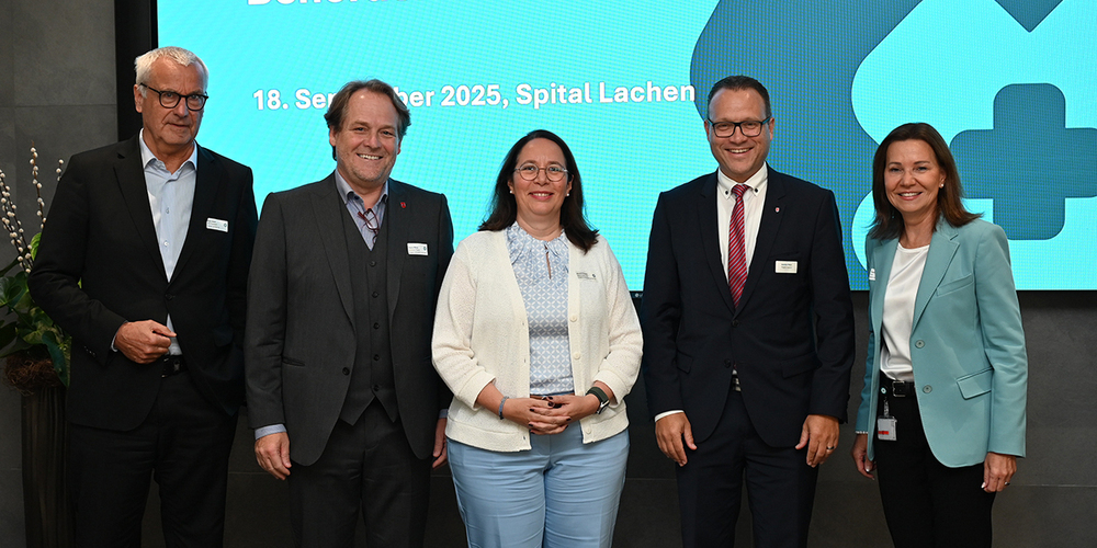 (v. l.) VRP Peter Suter, die Bezirksräte Marco Minuz (March) und Nicole Fritsche (Höfe), Gesundheitsdirektor Damian Meier und Spital-CEO Heidi Zbinden.