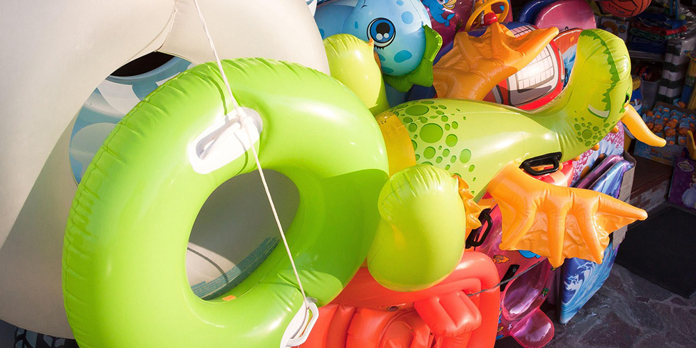 Bunte Fundstücke. Wer noch seinen Schwimmreifen, seinen Liegestuhl oder seine Uhr vermisst, wird in der Badi Freienbach womöglich fündig. 