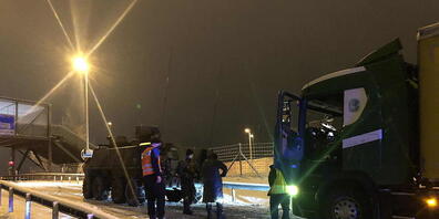 Im Kanton St. Gallen blieben am Mittwochabend mehrere Lastwagen im Schnee stecken. Bei Abtwil wurde einer von einem Radschützenpanzer abgeschleppt.