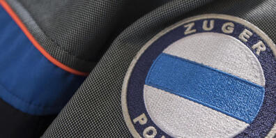 Beim Hauptgebäude der Zuger Polizei erschienen am Sonntagabend zwei Männer, die beie iner Auseinandersetzung mit einem Messer verletzt wurden. (Symbolbild)