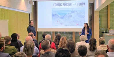 Die ehemaligen Skistars Tina Weirather und Marc Berthod begeisterten in Gossau mit einer interaktiven Präsentation voller persönlicher Einblicke, Humor und Inspiration.