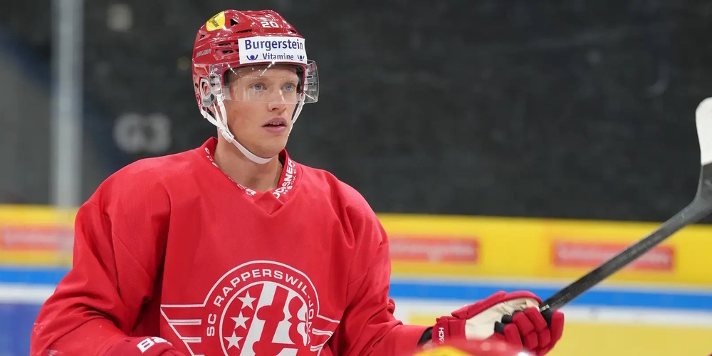 Spielte zuvor u.a. in der NHL (Buffalo Sabres), KHL (Traktor Chelyabinsk) und bei Lausanne: Lakers-Verteidigers Lawrence Pilut beim ersten Eistraining.