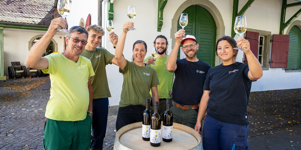 Das Team des Weingutes Zünd in Altstätten freut sich über Gold für seinen Müller-Thurgau