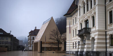 Blick auf den liechtensteinischen Landtag (links) und das Regierungsgebäude. Die Liechtensteiner Regierung budgetiert für das kommende Jahr einen Gewinn von 40 Millionen Franken. (Archivbild)