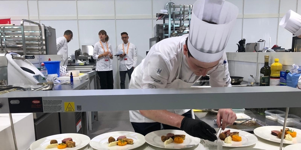 Koch-Nachwuchstalent Dennis Jud bei der Arbeit während der SwissSkills, die ihm national den hervorragenden 3. Platz einbrachte.