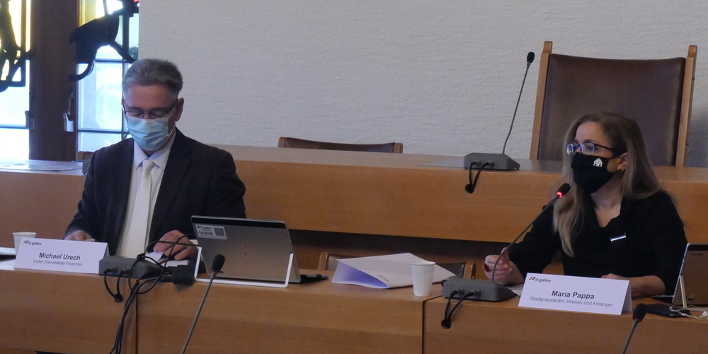 Maria Pappa und Michael Urech an der Medienkonferenz zur Rechnung 2020.